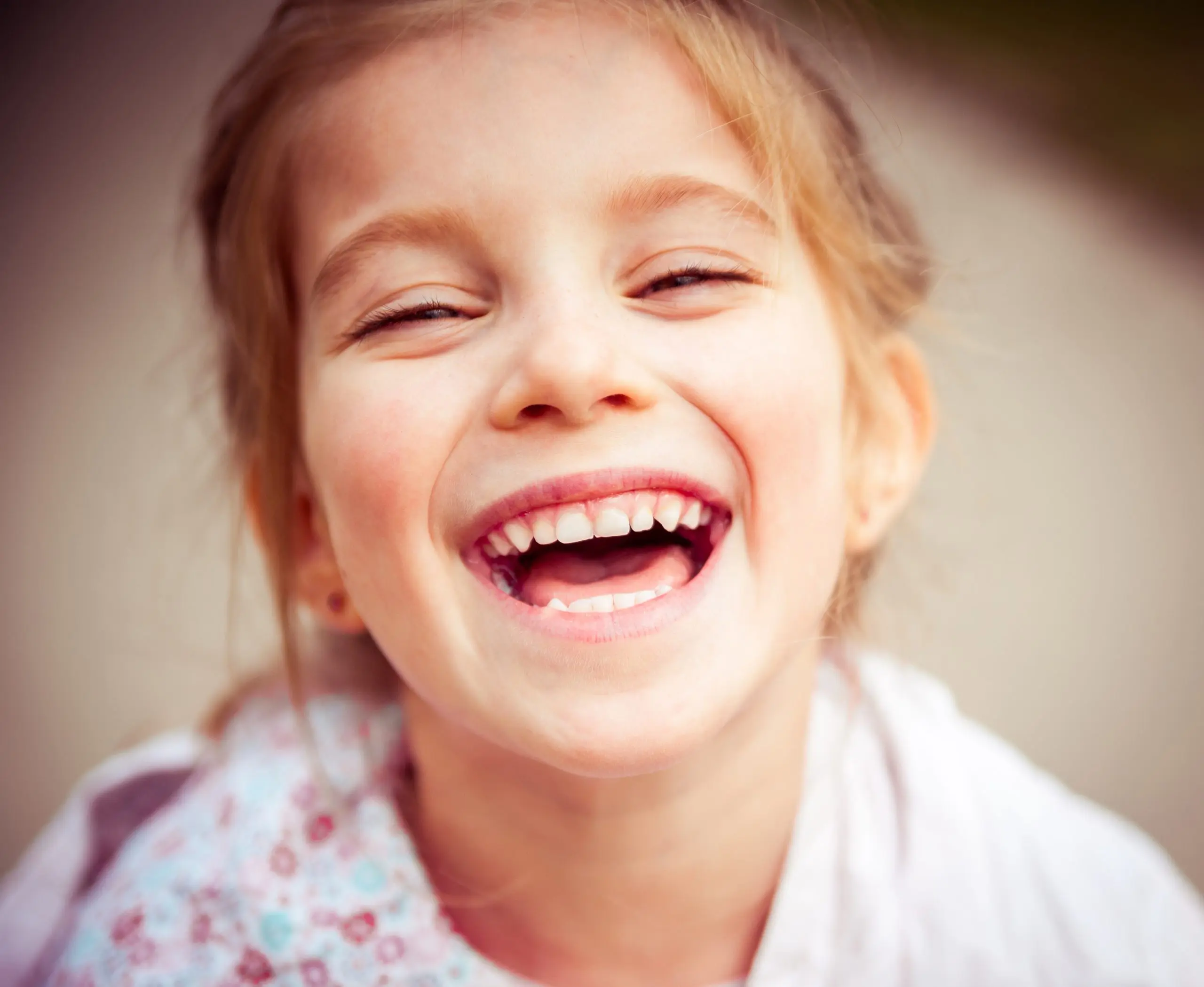 petite fille de 6 ans qui souris